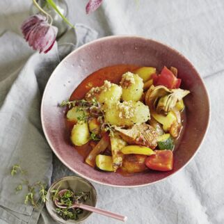 Artischocken-Ratatouille mit Mandel-Röstkartoffeln Artischocken-Ratatouille mit Mandel-Röstkartoffeln