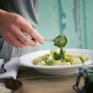 Selbst gemachte Gnocchi mit Basilikumpesto Selbst gemachte Gnocchi mit Basilikumpesto