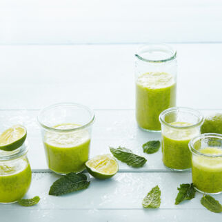 Minze-Avocado-Smoothie mit Sternanis Minze-Avocado-Smoothie mit Sternanis