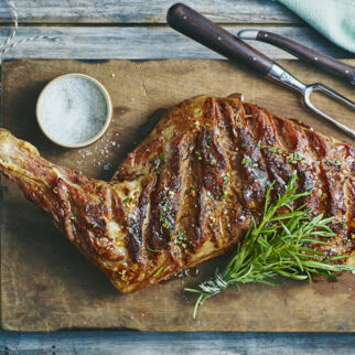 Lammschulter mit Rosmarin Lammschulter mit Rosmarin