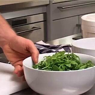 Rucola richtig putzen und verarbeiten Rucola richtig putzen und verarbeiten