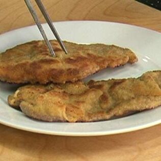 Schnitzel panieren und braten Schnitzel panieren und braten