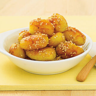 Sesamkartoffeln mit Curry-Möhren-Dip