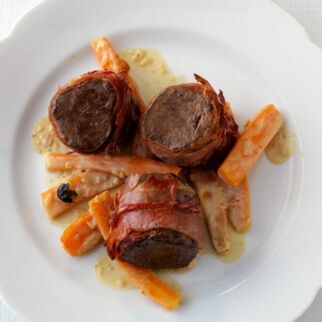 Rehmedaillons mit Speck und Calvadossauce