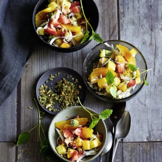 Obstsalat mit Zitronenmelissepesto Obstsalat mit Zitronenmelissepesto