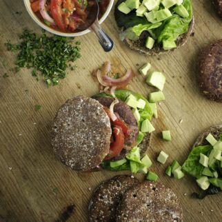 Kidneybohnen-Burger mit Tomaten-Zwiebel-Salsa und Avocado