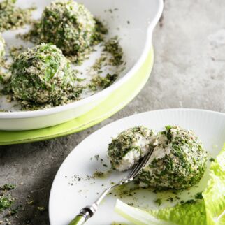 Mandelkäse im Gewürzmantel Mandelkäse im Gewürzmantel