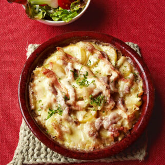 Kartoffelgratin mit Munster Käse und Blattsalat Kartoffelgratin mit Munster Käse und Blattsalat