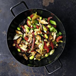 Asia-Gemüsepfanne mit Chili-Nüssen Asia-Gemüsepfanne mit Chili-Nüssen