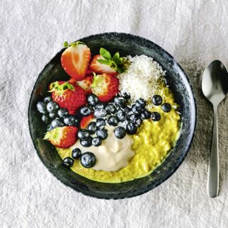 Golden-Milk-Porridge mit Beeren Golden-Milk-Porridge mit Beeren