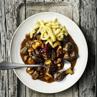 Rehgulasch mit Spätzle und Preiselbeeren