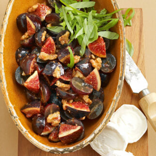 Fruchtiger Salat mit gebackenem Käse Fruchtiger Salat mit gebackenem Käse