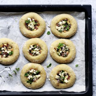 Bialys mit Zwiebel und Feta Bialys mit Zwiebel und Feta