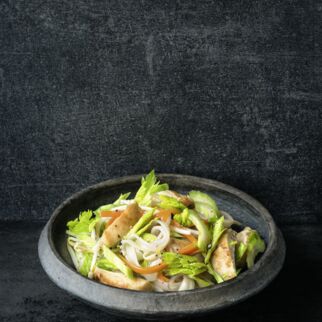 Thai-Salat mit Hähnchen und Reisnudeln Thai-Salat mit Hähnchen und Reisnudeln