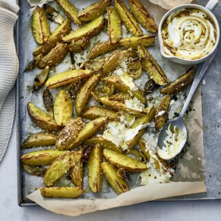 Kartoffel-Wedges mit Gewürzjoghurt Kartoffel-Wedges mit Gewürzjoghurt