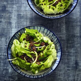 Salat mit Salzzitrone und Pumpernickel-Crunch Kopfsalat-Zitrone-Pumpernickel