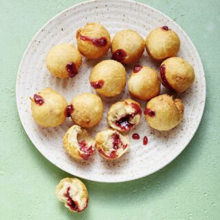 Krapfen mit Erdbeerfüllung Krapfen mit Erdbeerfüllung