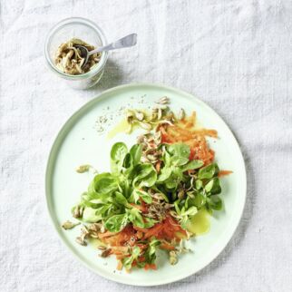 Feldsalat mit Möhren und Keimlingen