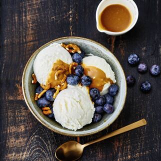 Joghurteisbecher mit Karamell und Heidelbeeren Joghurteisbecher mit Karamell und Heidelbeeren
