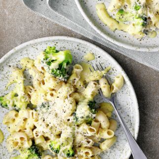Nudeln mit Brokkoli und Cashew-Sauce-Hollandaise