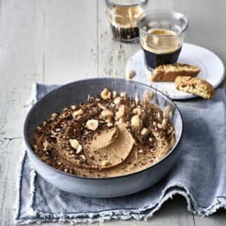 Bohnen-Creme mit
Haselnuss-Sprinkle Bohnen-Creme mit
Haselnuss-Sprinkle