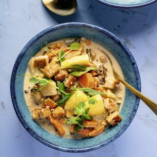 Exotischer Süß-kartoffeleintopf mit Ananas, Limette und Sesam-tofu Exotischer Süß-kartoffeleintopf mit Ananas, Limette und Sesam-tofu
