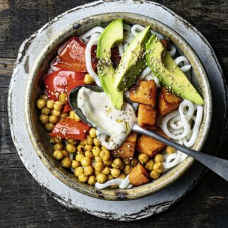 Udon-Bowl mit
Röst-Kichererbsen Udon-Bowl mit
Röst-Kichererbsen