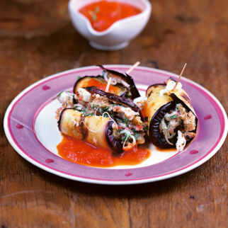 Auberginenröllchen mit Feta-Walnuss-Füllung und Paprikasauce Auberginenröllchen mit Feta-Walnuss-Füllung und Paprikasauce