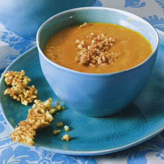 Möhrensuppe mit Mandel-Ingwer-Knusper Möhrensuppe mit Mandel-Ingwer-Knusper