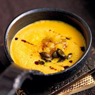 Kürbiscremesuppe mit Karamellisierten Zimtäpfeln Kürbiscremesuppe mit Karamellisierten Zimtäpfeln