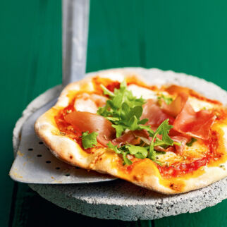 Hauchdünne Pizza mit Parmaschinken und Rucola Hauchdünne Pizza mit Parmaschinken und Rucola