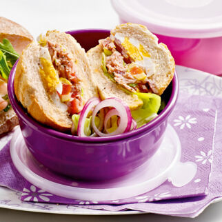 Nizza-Baguette mit Thunfisch Nizza-Baguette mit Thunfisch