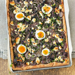 Zwiebel-Kräuter-Pizza Zwiebel-Kräuter-Pizza