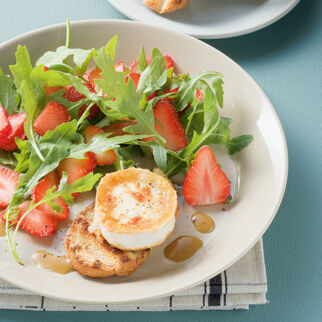 Rucola-Erdbeer-Salat mit Ofenkäse Rucola-Erdbeer-Salat mit Ofenkäse