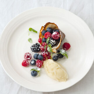 Schoko-Stanitzel mit Beeren und Apfel-Sorbet