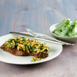 Gratinierte Steaks mit Gurkensalat
