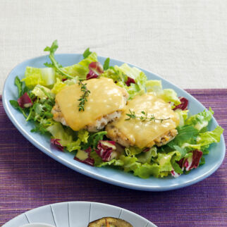 Chicken-Cheeseburger auf Salat Chicken-Cheeseburger auf Salat