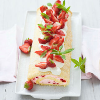 Erdbeer-Holunder-Biskuitrolle Erdbeer-Holunder-Biskuitrolle