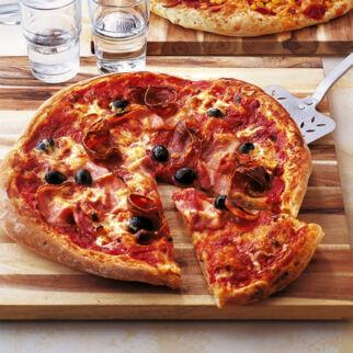Pizza mit Bacon und Salami Pizza mit Bacon und Salami