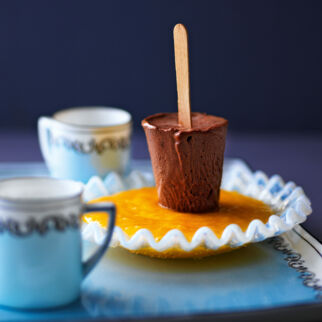 Schoko-Chili-Parfait am Stiel mit Mangodip Schoko-Chili-Parfait am Stiel mit Mangodip