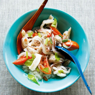 Pikanter Glasnudelsalat mit Tintenfisch (Yam Wunsen) Pikanter Glasnudelsalat mit Tintenfisch (Yam Wunsen)