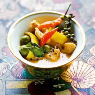 Rotes Curry mit Hühnerfleisch (Gai Pad Prik Phauw) Rotes Curry mit Hühnerfleisch (Gai Pad Prik Phauw)