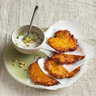 Möhrenpuffer mit Nussjoghurt Möhrenpuffer mit Nussjoghurt