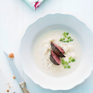 Sellerie-Birnenschaum-Suppe mit Geflügellebern Sellerie-Birnenschaum-Suppe mit Geflügellebern