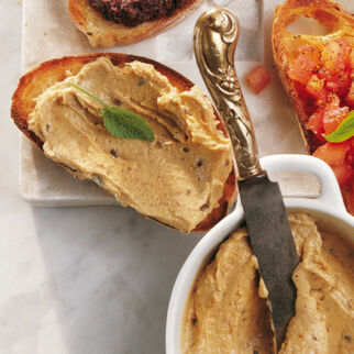 Brotscheiben mit Leberpastete