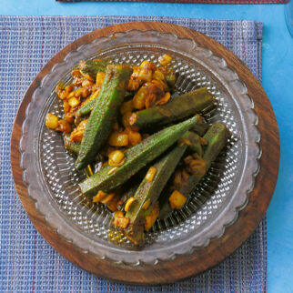 Okra mit Zwiebeln Okra mit Zwiebeln