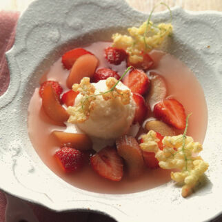 Rhabarber-Consommé mit Erdbeeren und Holunderblütensorbet