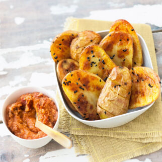 Tomaten-Hummus mit Ofenkartoffeln Tomaten-Hummus mit Ofenkartoffeln