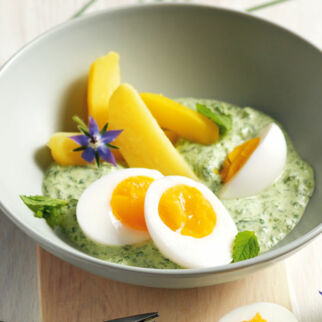 Eier mit grüner Sauce