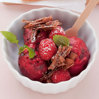 Himbeereis mit Schokoraspeln Himbeereis mit Schokoraspeln